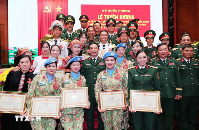 Đại tướng Phan Văn Giang và các cá nhân, tập thể được khen thưởng Bằng khen của Bộ Quốc phòng. (Ảnh: Trọng Đức/TTXVN) ttxvn-tuyen-duong-thanh-tich-cac-luc-luong-tham-giaa80-3.jpg