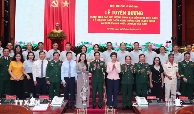 Đại tướng Phan Văn Giang, các đại biểu và các cá nhân, tập thể được khen thưởng Bằng khen của Bộ Quốc phòng. (Ảnh: Trọng Đức/TTXVN) ttxvn-tuyen-duong-thanh-tich-cac-luc-luong-tham-giaa80-4.jpg
