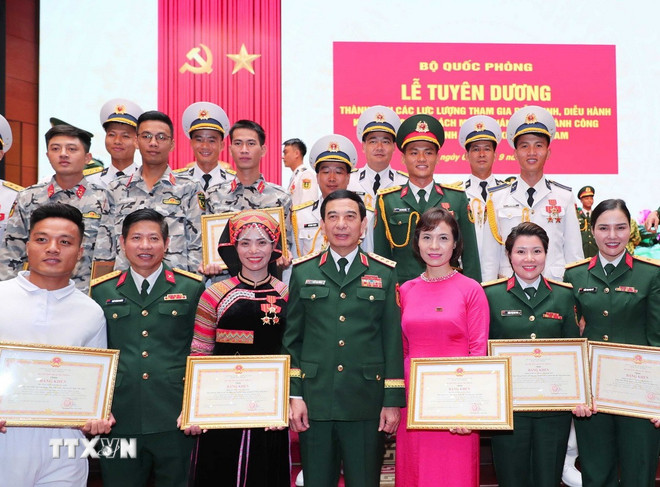 Đại tướng Phan Văn Giang và các cá nhân, tập thể được khen thưởng Bằng khen của Bộ Quốc phòng. (Ảnh: Trọng Đức/TTXVN) ttxvn-tuyen-duong-thanh-tich-cac-luc-luong-tham-giaa80.jpg