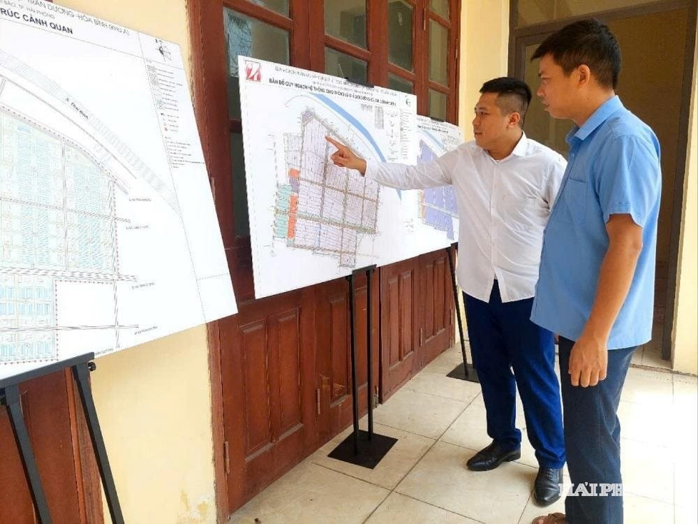 Người dân xã Nguyễn Bỉnh Khiêm xem quy hoạch Dự án đầu tư xây dựng và kinh doanh kết cấu hạ tầng khu công nghiệp Trấn Dương – Hòa Bình (Khu A)