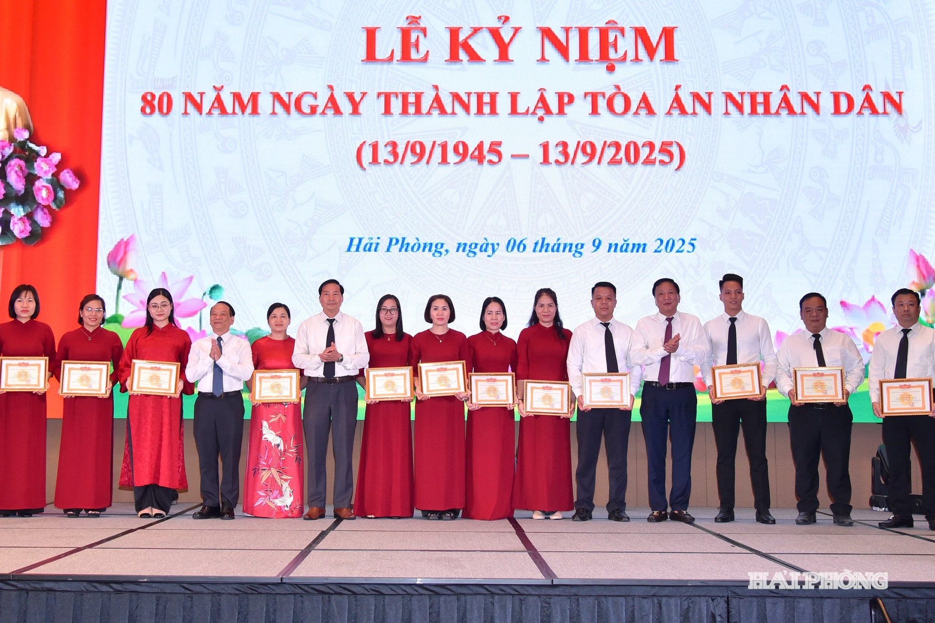 Lãnh đạo TAND thành phố Hải Phòng trao giấy khen tặng các cá nhân có thành tích xuất sắc.