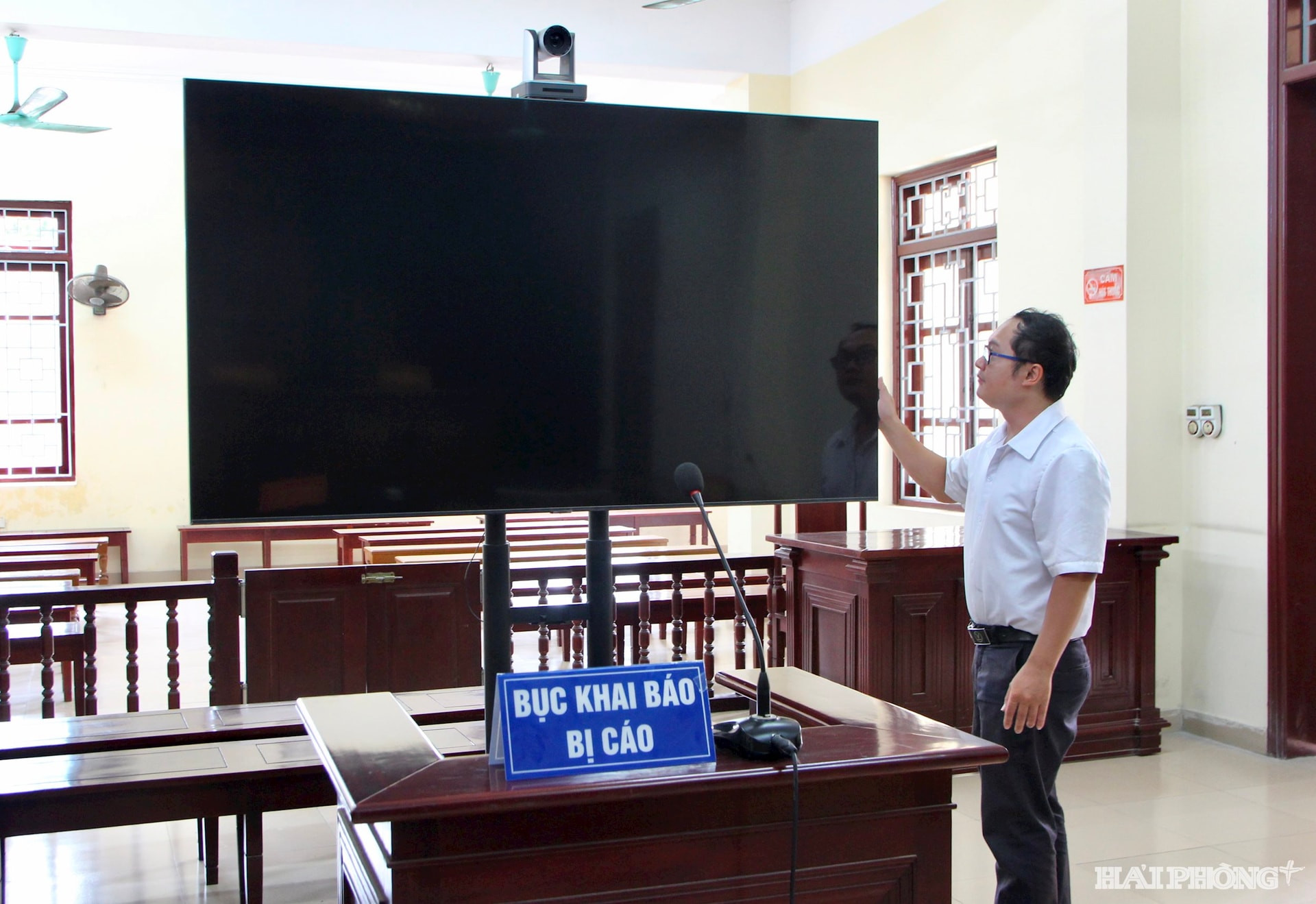 Cán bộ Tòa án nhân dân khu vực 3 chuẩn bị thiết bị cho phiên tòa trực tuyến.