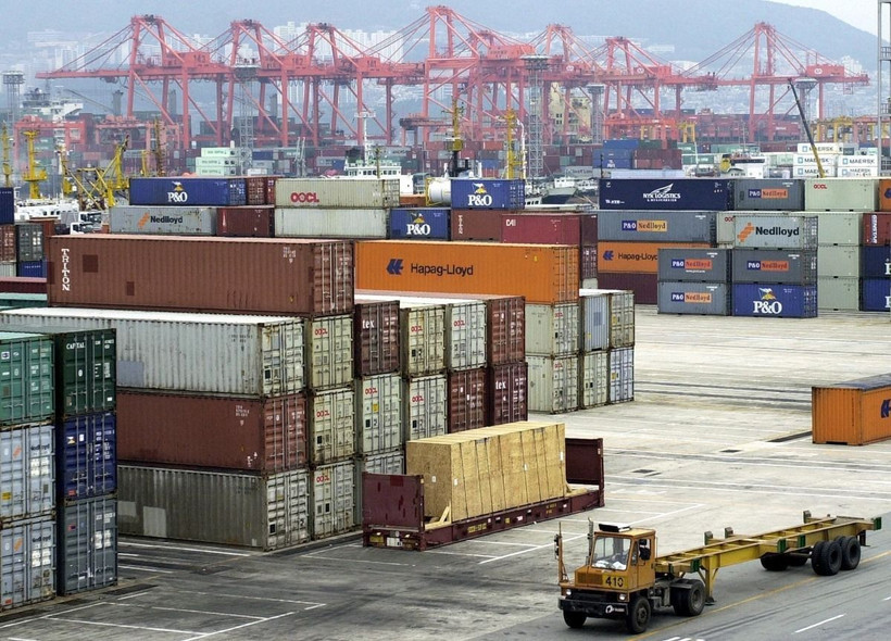 Container hàng hóa chờ bốc dỡ tại cảng Busan, Hàn Quốc. Ảnh: AFP