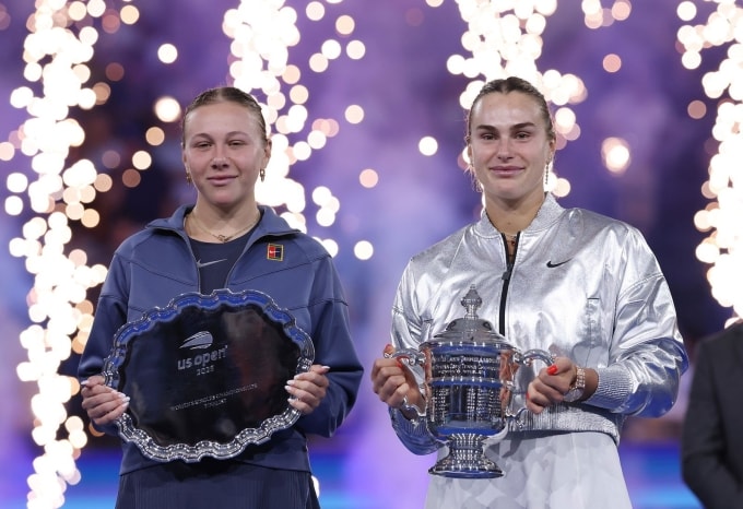 Sabalenka (phải) và Anisimova trên bục nhận giải, tại sân Arthur Ashe, New York, Mỹ hôm 6/9. Ảnh: Reuters