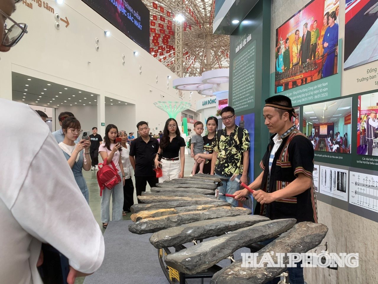 People and tourists experience solo lithophone performance at Dong Nai province exhibition booth