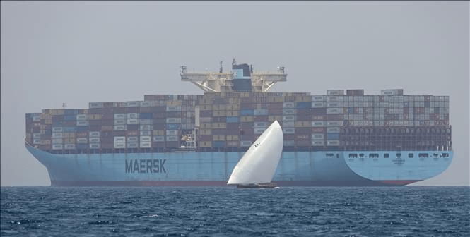 Tàu container của hãng Maersk di chuyển gần đảo Sir Abu Nuair hướng tới Dubai, Các Tiểu vương quốc Arab thống nhất. Ảnh: AFP