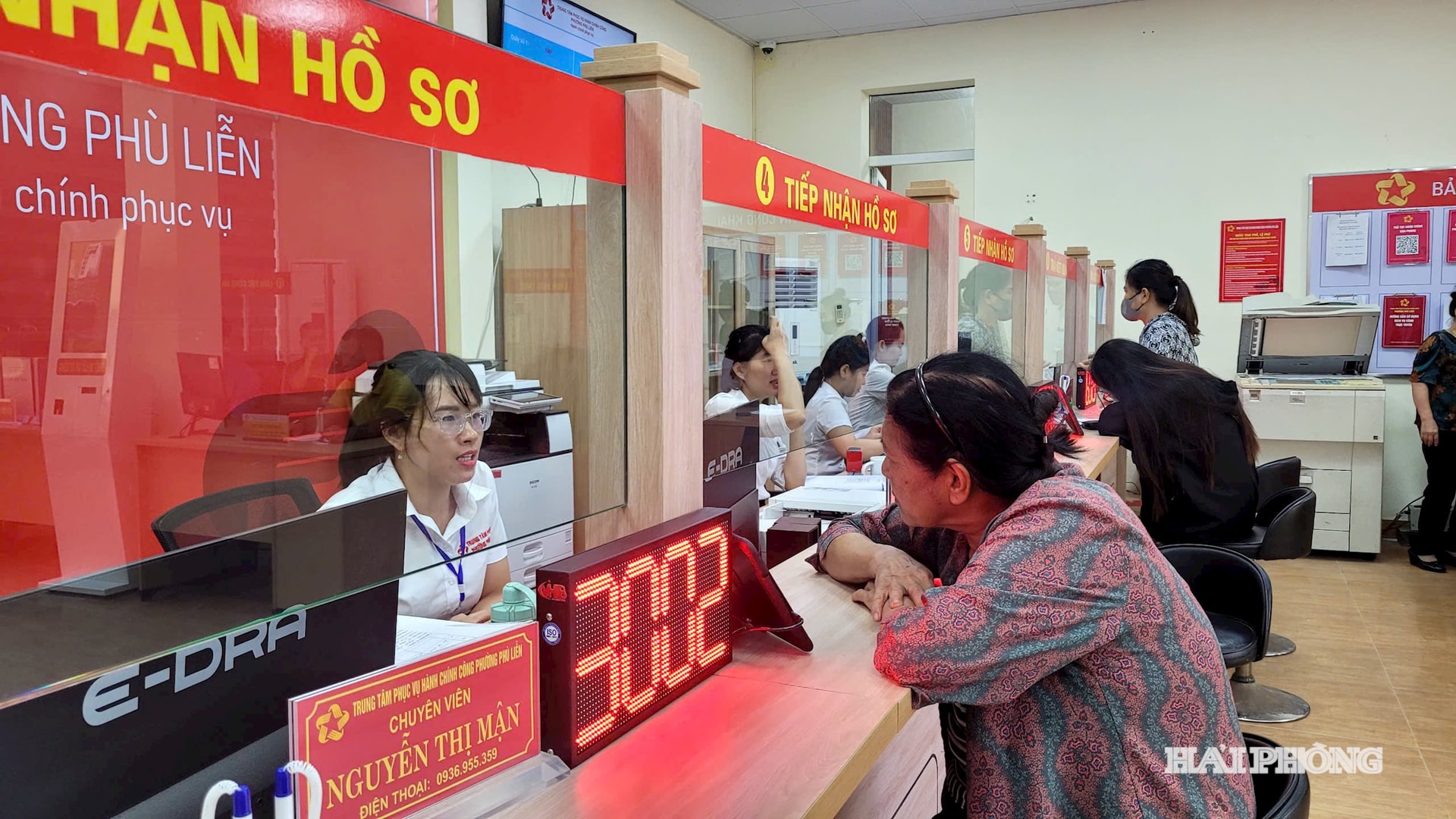 Người dân đến làm thủ tục hành chính tại Trung tâm phục vụ hành chính công phường Phù Liễn. Ảnh: VÂN NGA