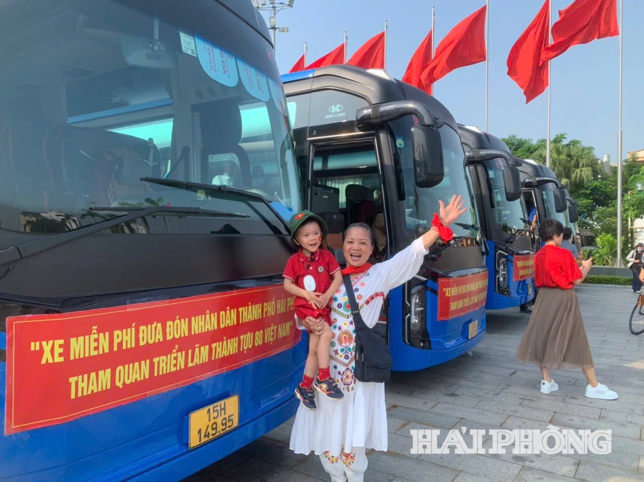 អ្នកស្រី Bui Thi Phuong Lan និងចៅស្រីរបស់គាត់បានចូលរួមយ៉ាងរំភើបរីករាយនឹងហ្វូងមនុស្សដែលកំពុងទៅពិព័រណ៍នេះ។