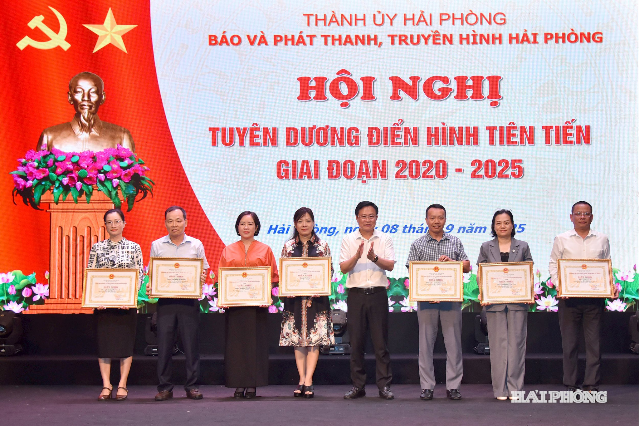 Lãnh đạo Báo và Phát thanh, truyền hình Hải Phòng trao giấy khen tặng các tập thể có thành tích xuất sắc
