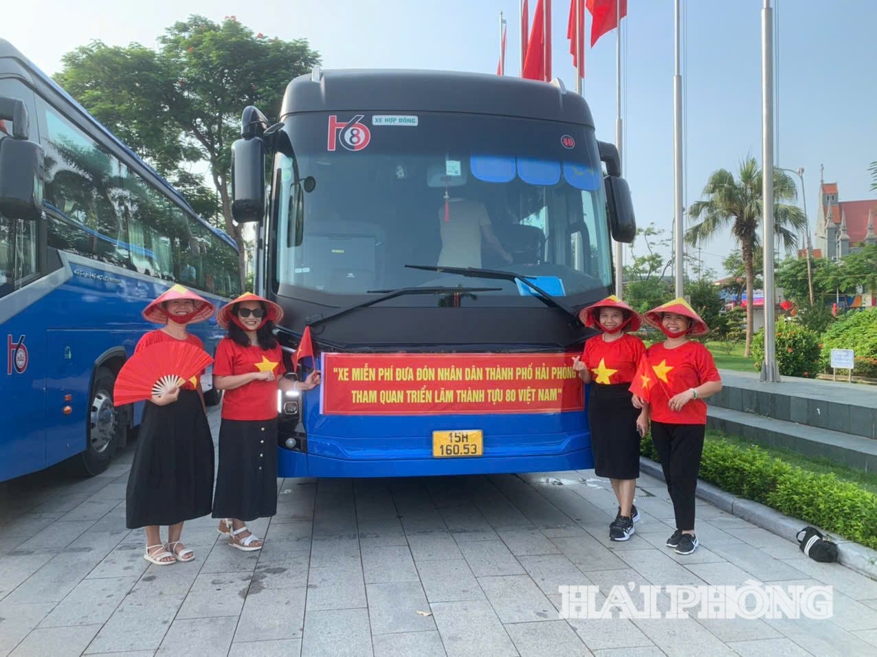 ប្រជាជន Hai Phong ជាច្រើនបានពាក់ទង់ក្រហមជាមួយនឹងតារាពណ៌លឿង ដើម្បីបង្ហាញពីមោទនភាពរបស់ពួកគេក្នុងការចូលរួមក្នុងពិធីបុណ្យដ៏អស្ចារ្យរបស់ប្រទេសនេះ។