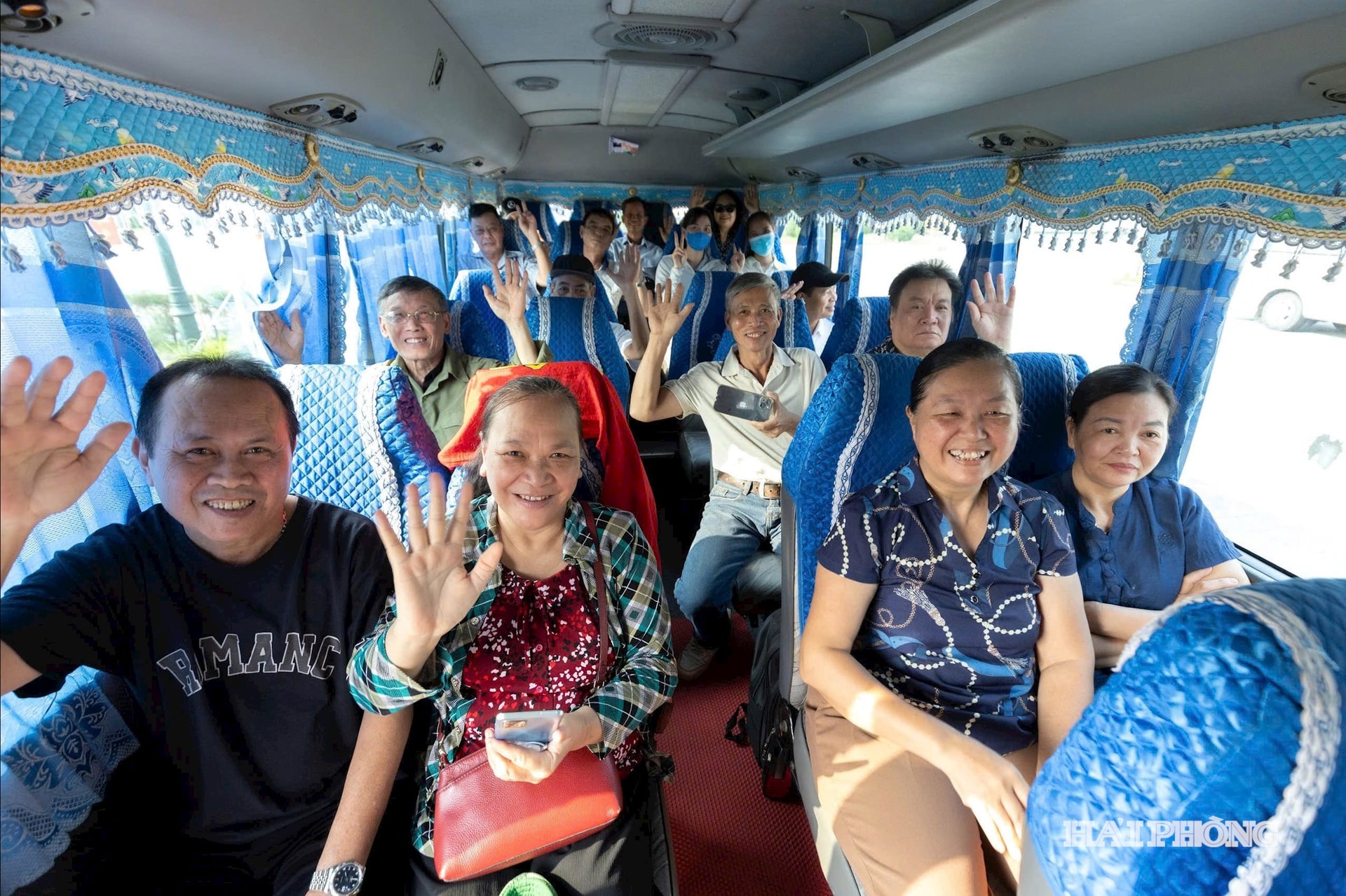 Pham Thi Tra វួដ Tan Hung បានមកដល់មជ្ឈមណ្ឌលវប្បធម៍បូព៌ាមុនគេ ដើម្បីចូលរួមជាមួយឡានក្រុងឥតគិតថ្លៃដែលដឹកមនុស្សទៅទស្សនាការតាំងពិពណ៌ជាតិ។
