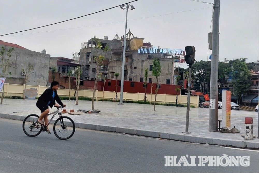 קטע מדרכה בקומונה וין באו הושקע לאחרונה ושודרג להיות מרווח.
