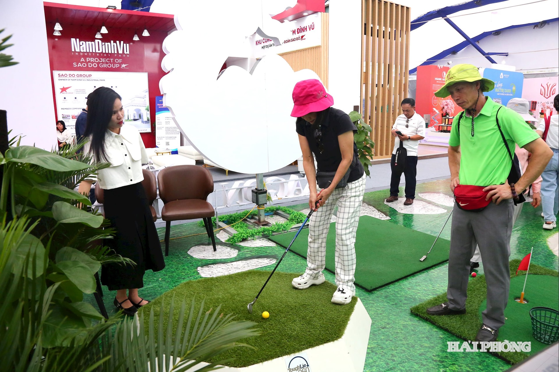 Du khách có thể được trải nghiệm đánh golf.