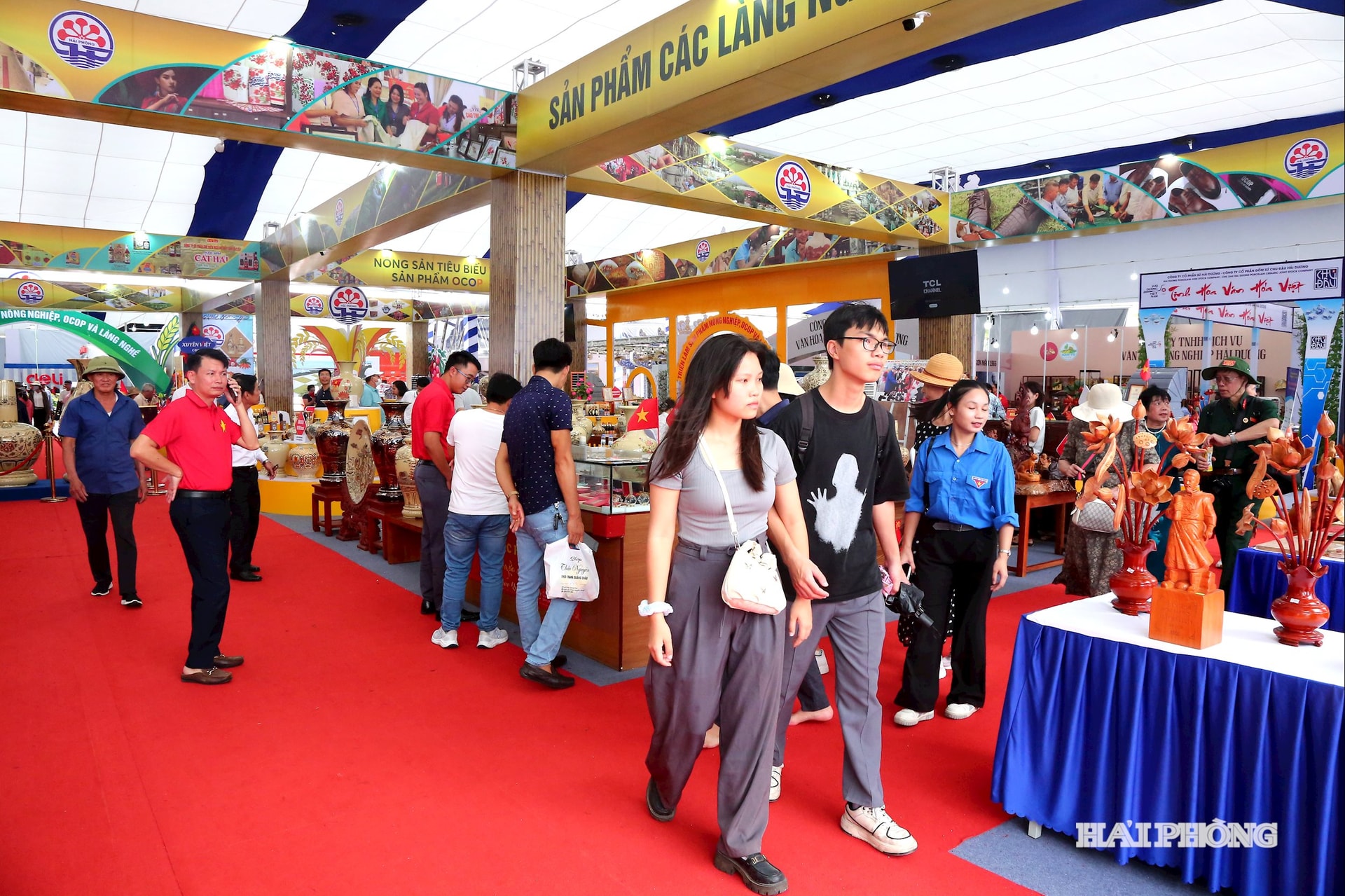 Đông đảo người dân tới tham quan các gian hàng của thành phố Hải Phòng.