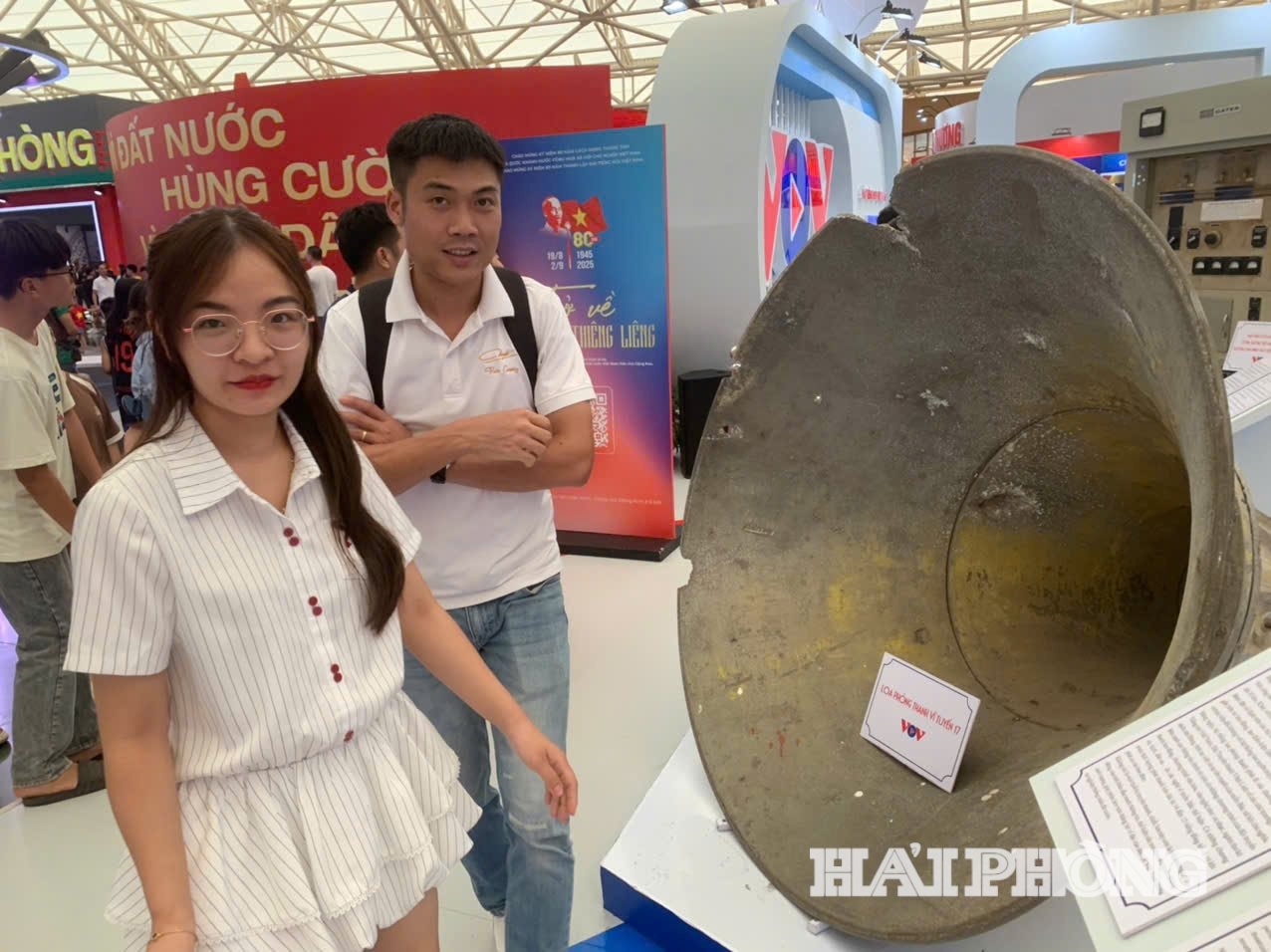 El orador testigo histórico en el espacio de exposiciones de VOV