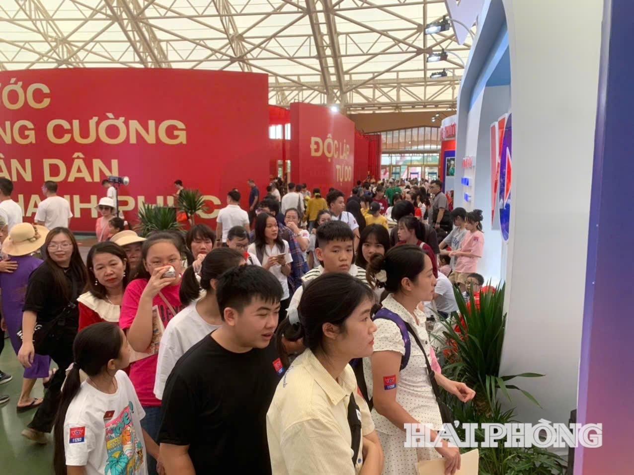Multitudes de personas y turistas hacían cola para experimentar la experiencia en el stand de VOV.