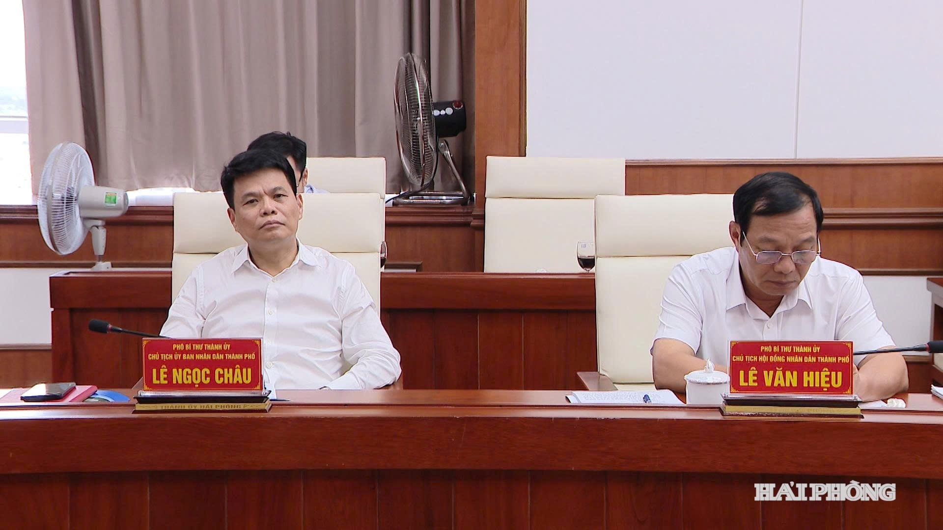 Các đồng chí: Lê Ngọc Châu, Phó Bí thư Thành ủy, Chủ tịch UBND thành phố; Lê Văn Hiệu, Phó Bí thư Thành ủy, Chủ tịch HĐND thành phố dự cuộc họp.
