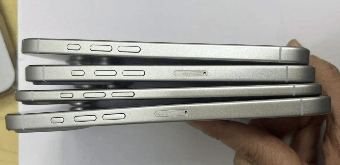 Độ mỏng bốn mẫu iPhone 17 dựa trên dummy bị rò rỉ. Từ trên xuống gồm: iPhone 17, iPhone 17 Pro, iPhone 17 Air và iPhone 17 Pro Max. Ảnh: MacRumors