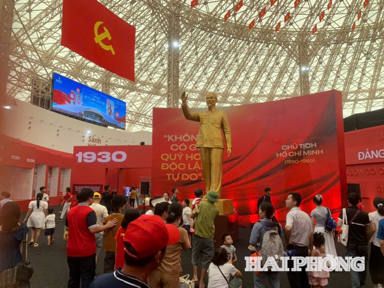 Durante 95 años, la bandera del Partido ha iluminado el camino del periódico Nhan Dan, recreando la imagen del tío Ho y brillando de un rojo intenso en los históricos días de otoño.