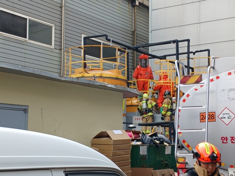 Lính cứu hỏa kiểm tra hiện trường sau vụ rò rỉ khí gas tại một nhà máy sản xuất linh kiện bán dẫn ở quận Michuhol, Incheon ngày 9/9. (Ảnh: koreajoongangdaily)
