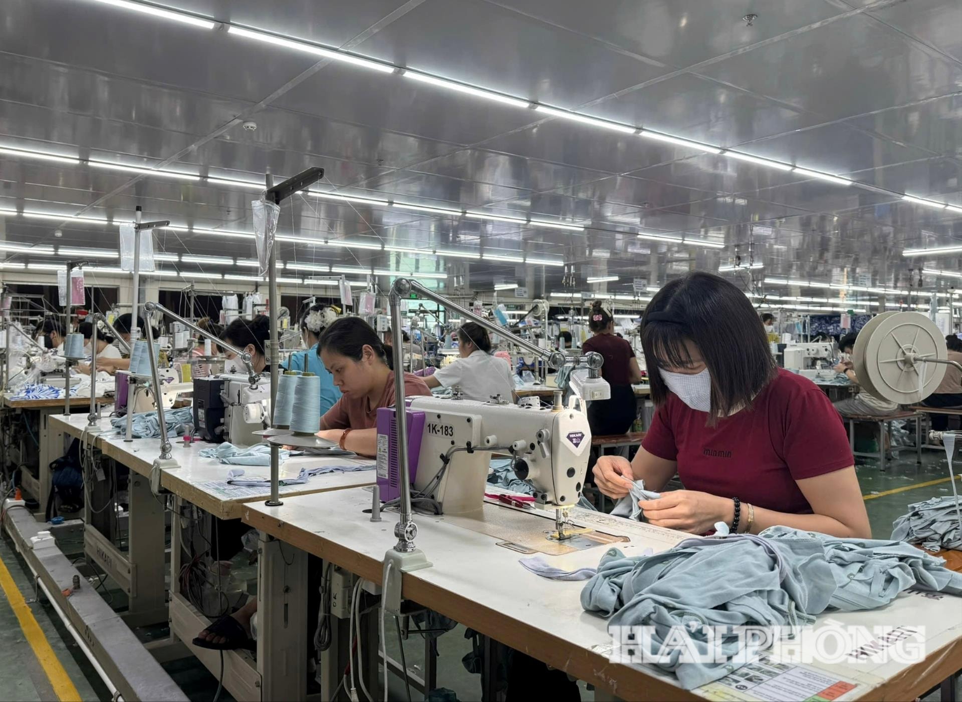 5 thủ tục hành chính hỗ trợ doanh nghiệp nhỏ và vừa khởi nghiệp đều được cung cấp dịch vụ trực tuyến toàn trình. Trong ảnh: Dây chuyền may Công ty CP Việt Trí - một trong những doanh nghiệp nhỏ và vừa phía ây Hải Phòng đang hoạt động sản xuất, kinh doanh hiệu quả cao