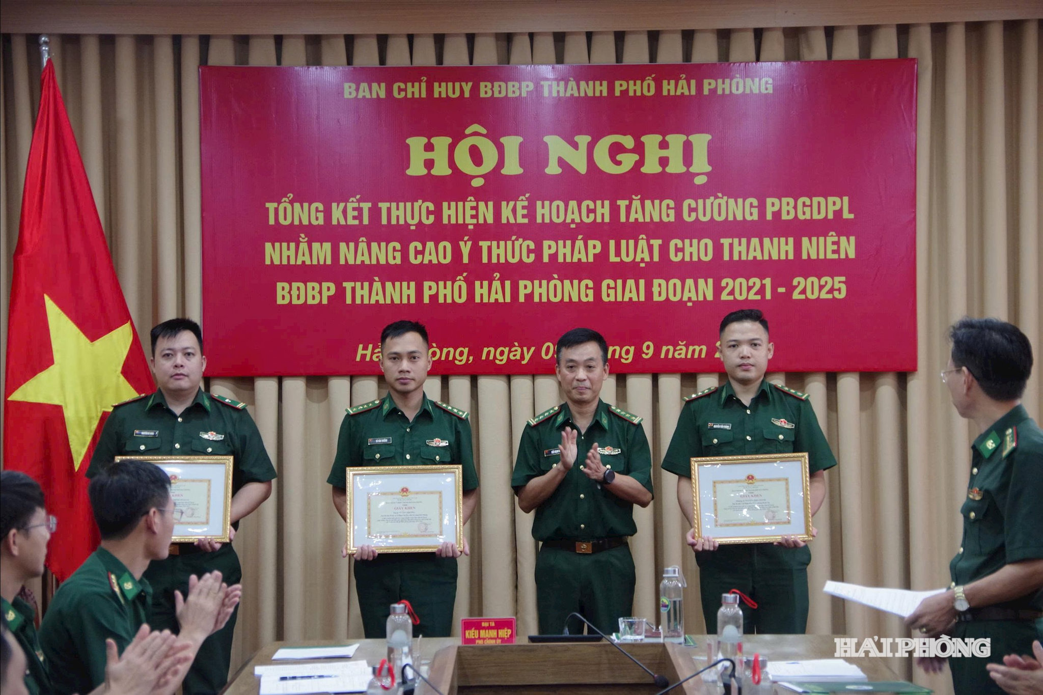 Đại tá Kiều Mạnh Hiệp, Phó chính ủy Bộ đội Biên phòng thành phố trao giấy khen tặng các tập thể, cá nhân