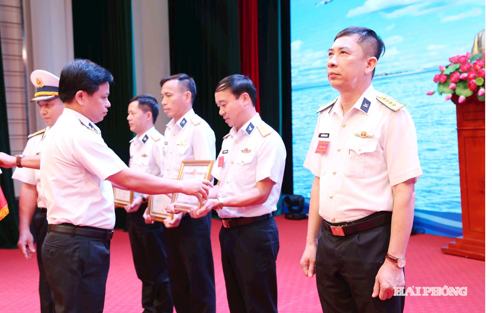 Đại tá Nguyễn Văn Lâm, Chủ nhiệm Chính trị Cục Hậu cần-Kỹ thuật Hải quân trao khen thưởng cho các đồng chí đạt giải khuyến khích