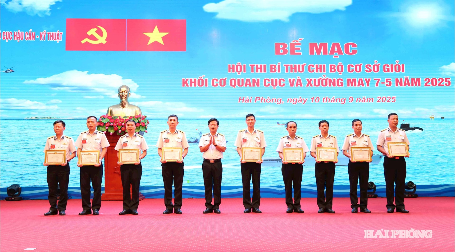 Đại tá Phạm Kim Tuyến, Chính ủy Cục Hậu cần - Kỹ thuật Hải quân trao khen thưởng cho các đồng chí đạt giải nhất, nhì, ba tại hội thi