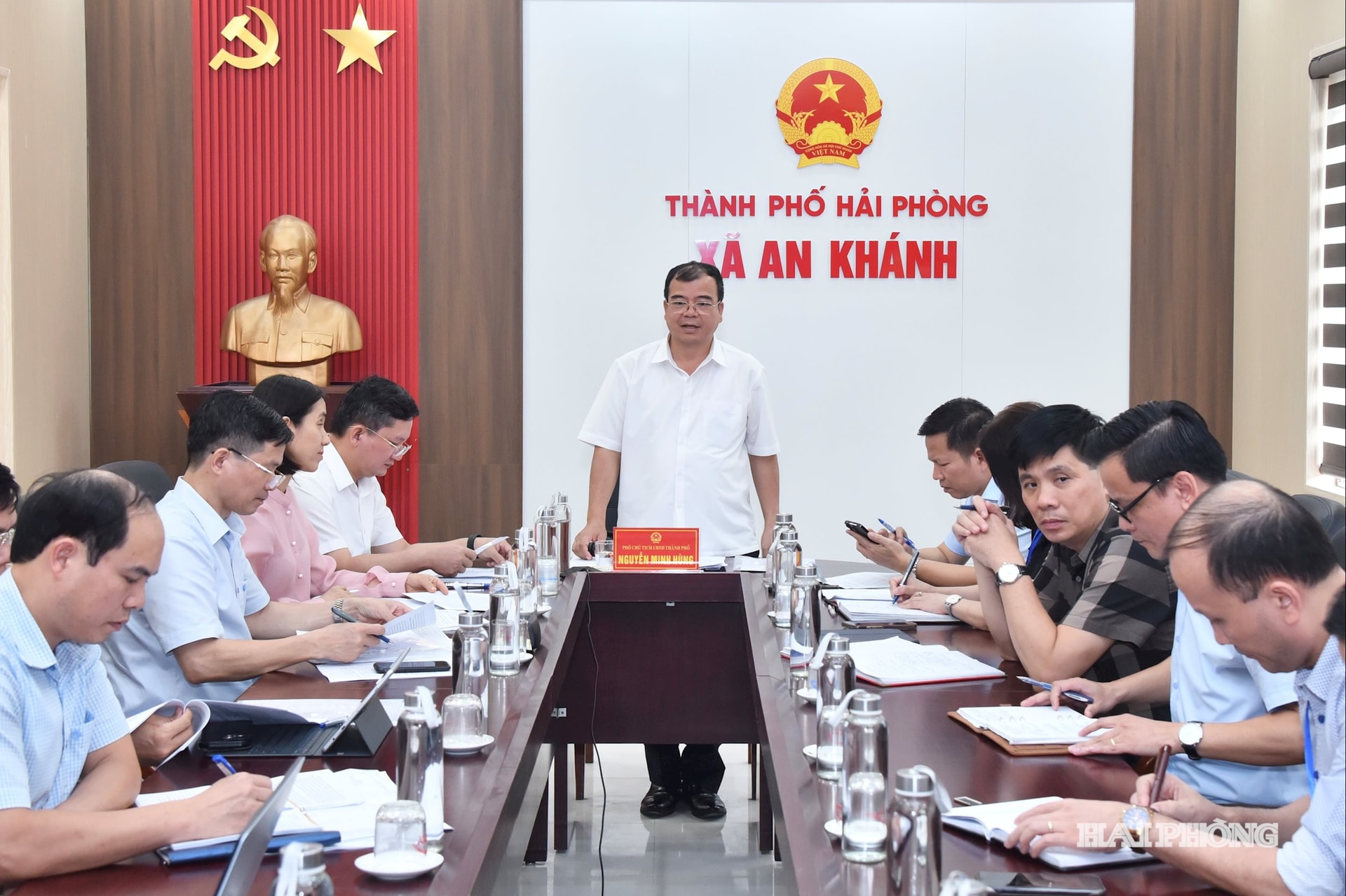 Đồng chí Nguyễn Minh Hùng, Phó chủ tịch UBND thành phố phát biểu kết luận cuộc kiểm tra tại xã An Khánh.