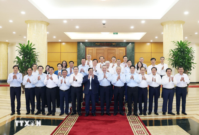 Tổng Bí thư Tô Lâm và các đại biểu chụp ảnh chung. (Ảnh: Thống Nhất/TTXVN) ttxvn-tong-bi-thu-to-lam-chu-tri-buoi-lam-viec-voi-ban-thuong-vu-dang-uy-chinh-phu-8266959-8.jpg