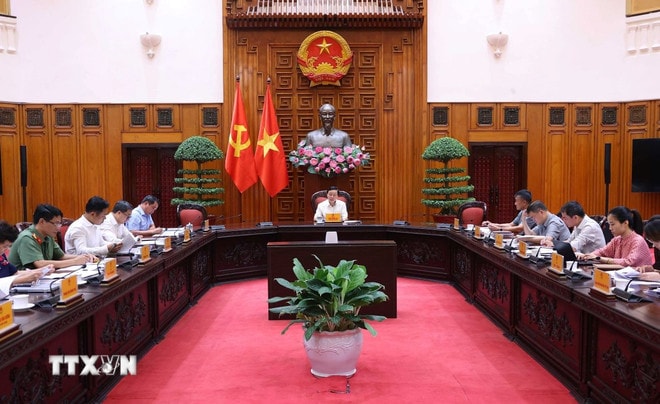 Phó Thủ tướng Trần Hồng Hà chủ trì cuộc họp. (Ảnh: Văn Điệp/TTXVN) ttxvn-pho-thu-tuong-tran-hong-ha-hop-thao-go-xu-ly-vuong-mac-cac-du-an-su-dung-dat-1009-2.jpg