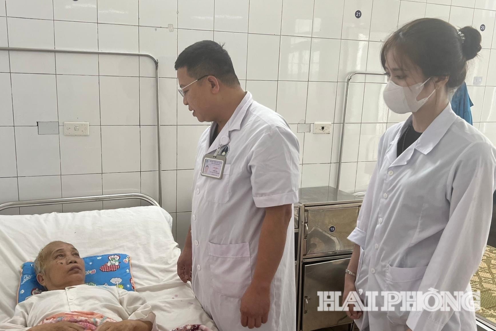 Sau khi phẫu thuật thành công, bệnh nhân đã tỉnh táo.