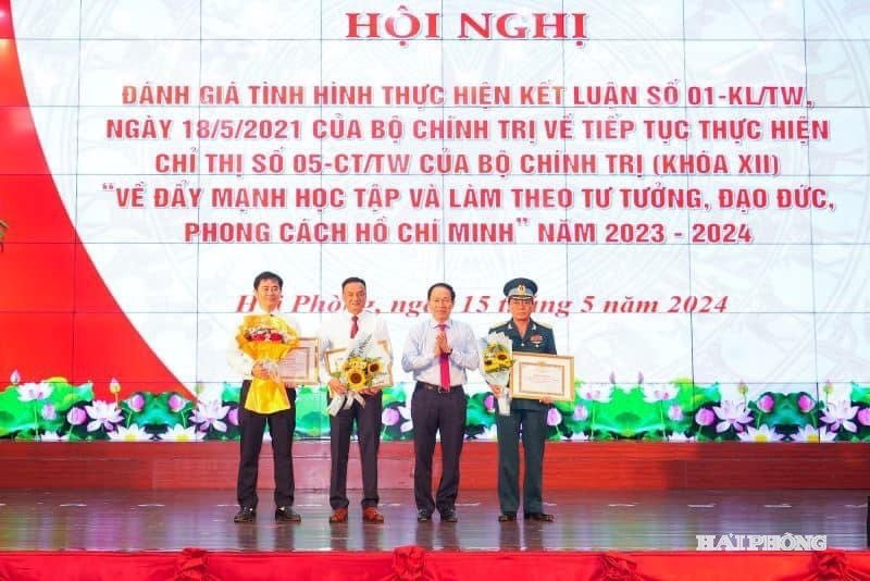 bi-thu-trao-thuong.jpg
