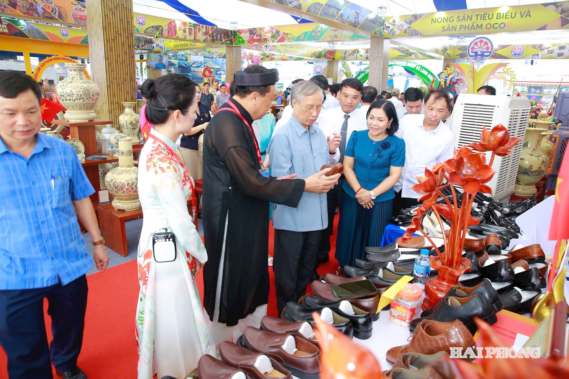 Đoàn tham quan các gian hàng thủ công mỹ nghệ.