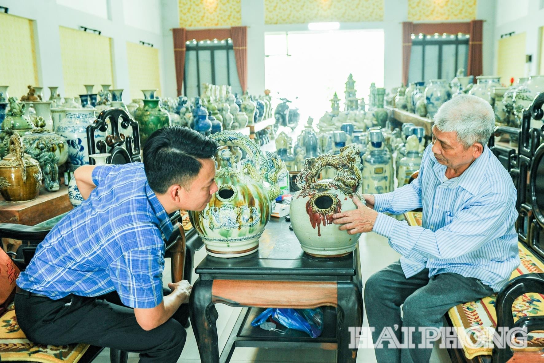 Màu huyết đặc trưng của gốm Cậy tạo ra từ điều chỉnh nhiệt độ nung kết hợp với sử dụng men tự nhiên.
