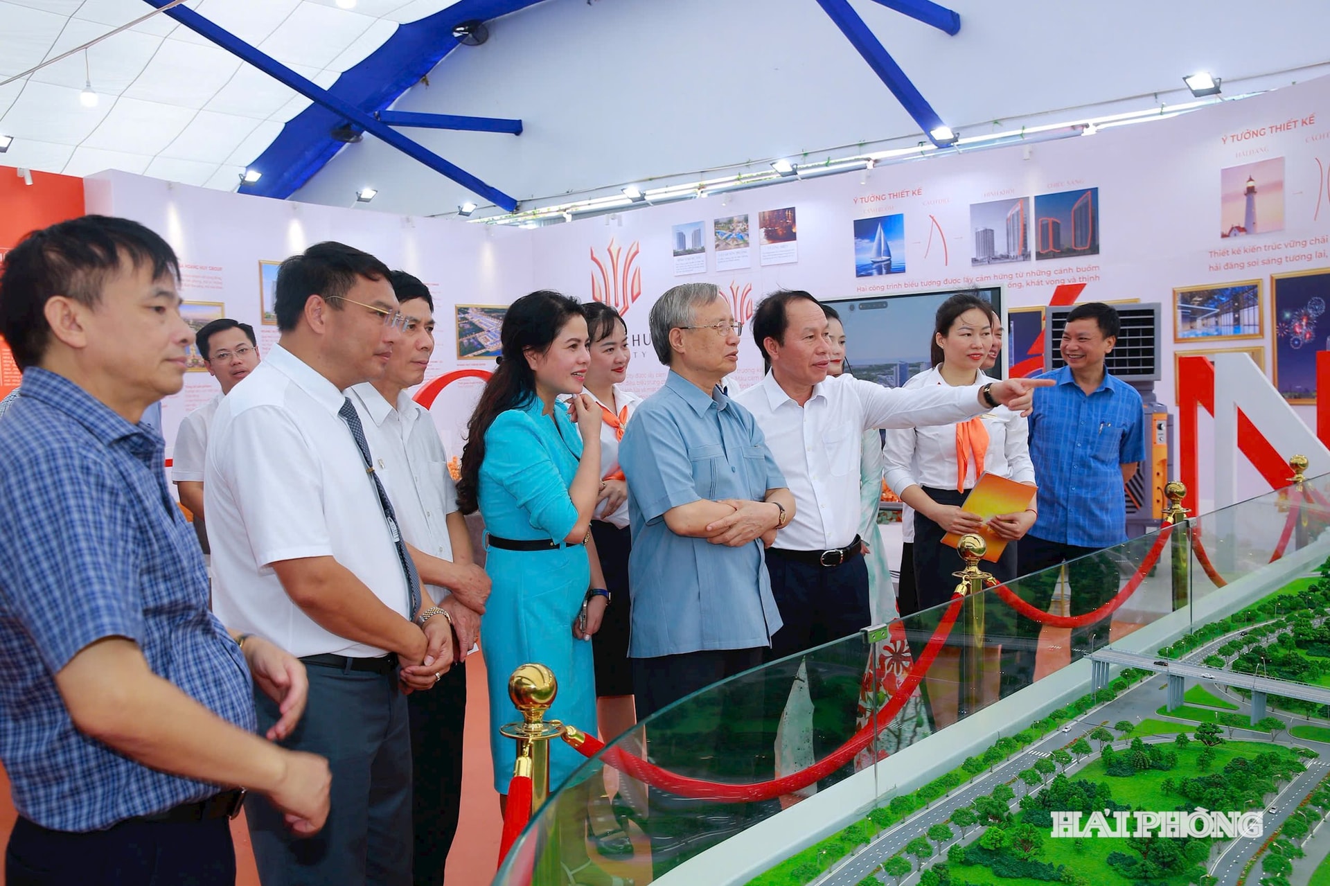 Đoàn tham quan khu trưng bày của Công ty CP Đầu tư dịch vụ tài chính Hoàng Huy (Hoàng Huy Group).