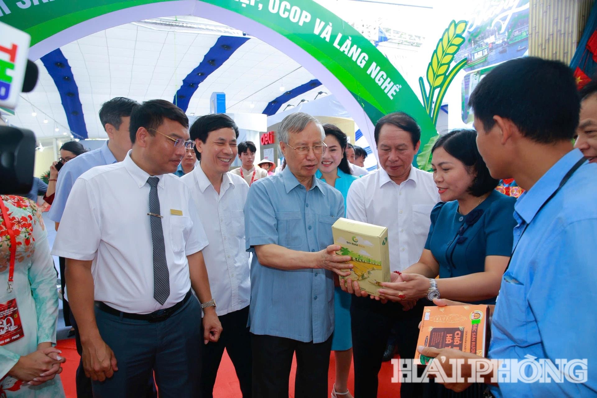 Đoàn tham quan khu trưng bày nông sản, sản phẩm OCOP và thủ công mỹ nghệ.