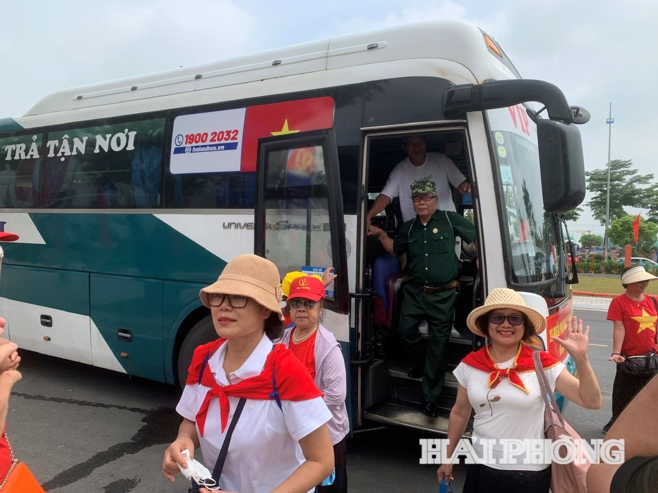 ភ្ញៀវទេសចរណ៍ខេត្ត Hai Phong រំភើប និងមោទនភាពក្នុងដំណើរទៅទស្សនាពិព័រណ៍សមិទ្ធិផលជាតិ