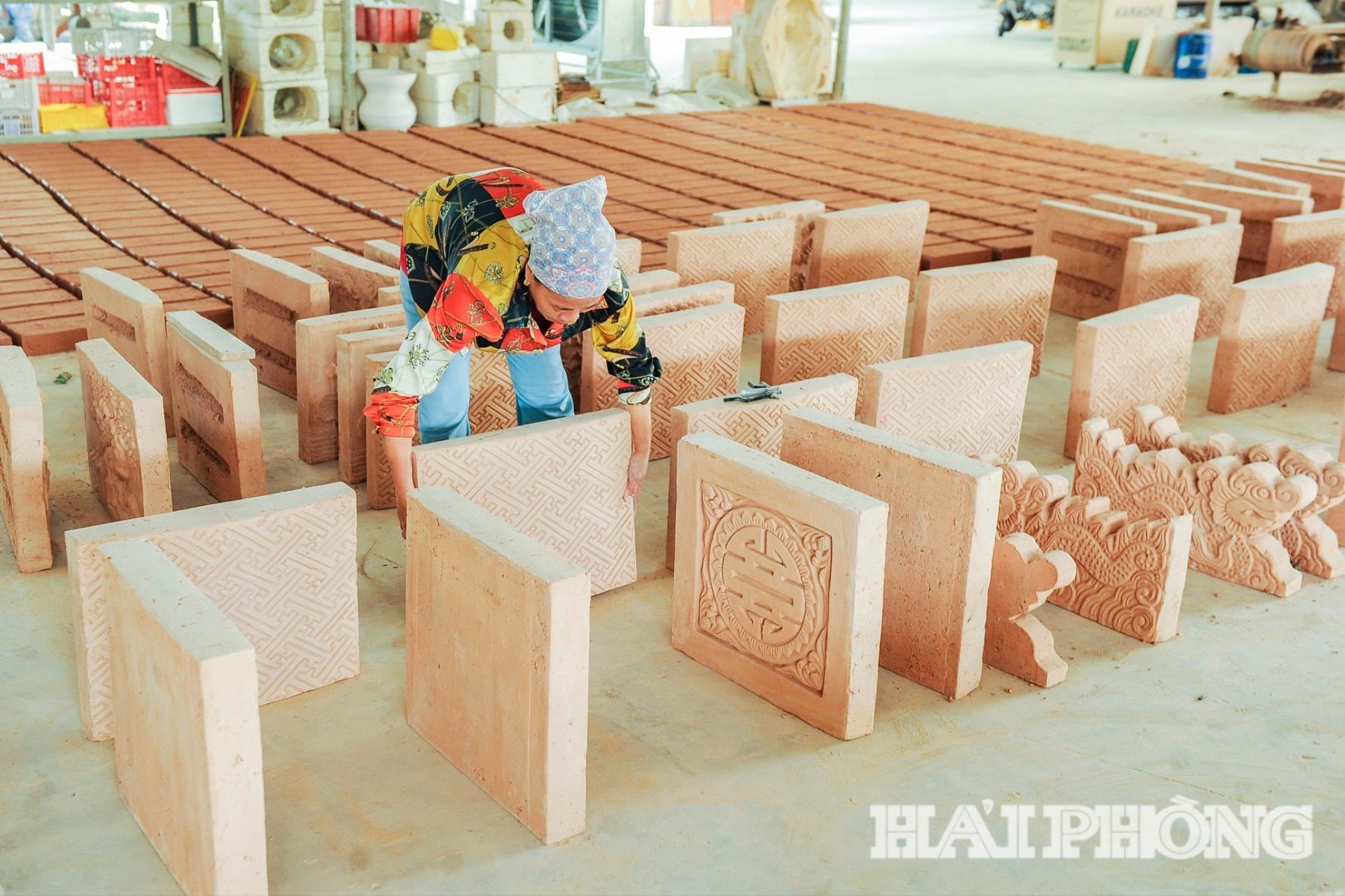 Gạch lát theo phong cách thời nhà Trần được các nghệ nhân gốm Cậy làm thủ công.