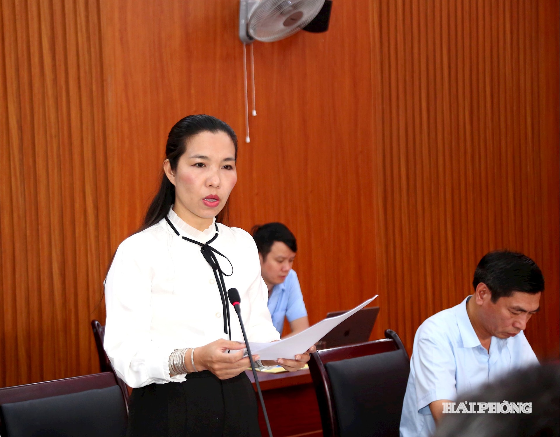 Đại diện nhà trường báo cáo tình hình của nhà trường sau khi sát nhập