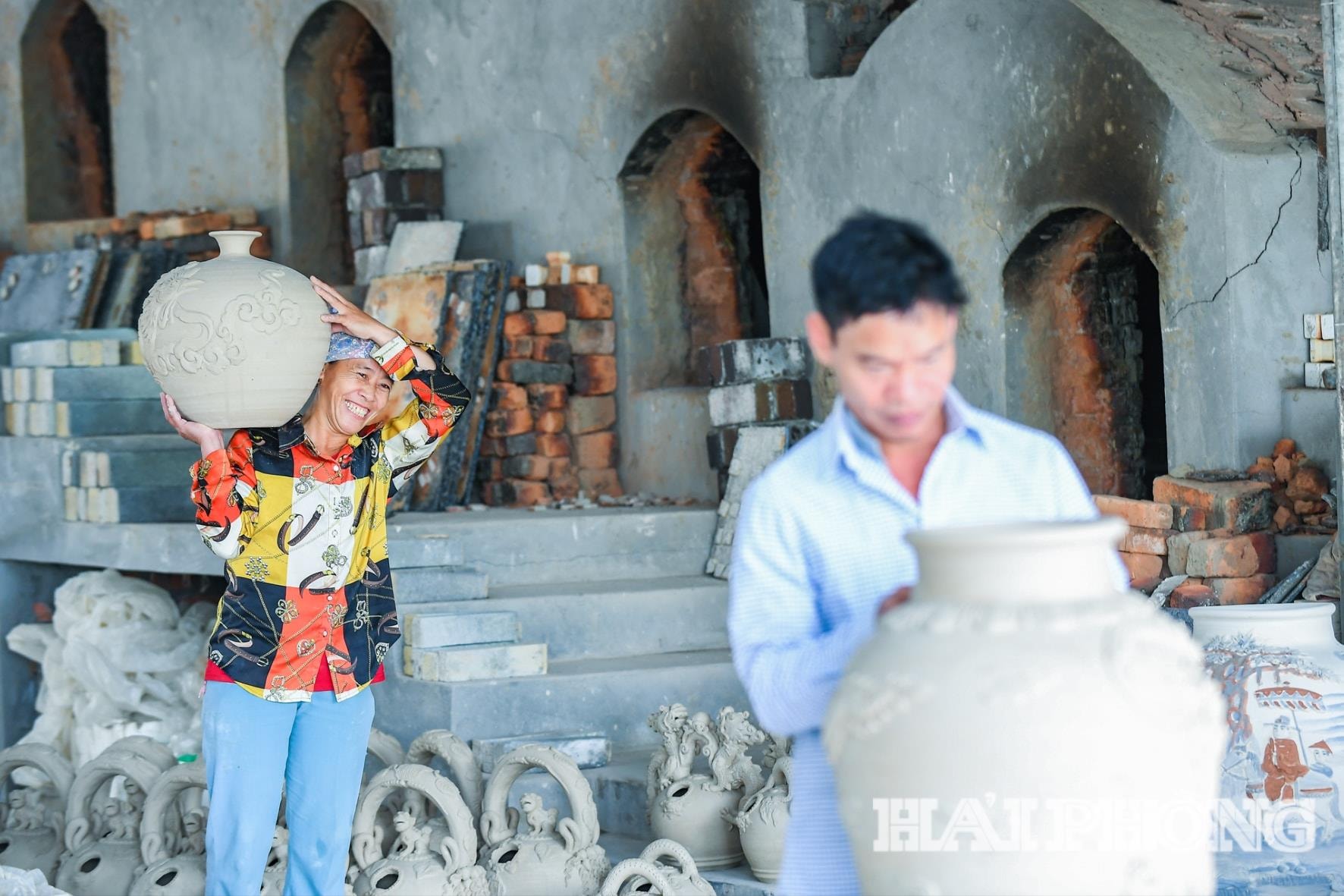 Để có những sản phẩm gốm Cậy độc đáo, mang đặc trưng riêng, đòi hỏi những người thợ phải khéo léo và sáng tạo.