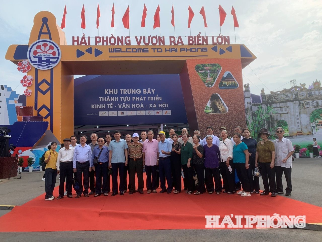 គណៈប្រតិភូខេត្ត Hai Phong ជាច្រើនបានមកដល់ពិព័រណ៍សមិទ្ធិផលជាតិដោយសុវត្ថិភាពតាមរយៈរថយន្តក្រុងដោយឥតគិតថ្លៃរៀបចំដោយទីក្រុង។