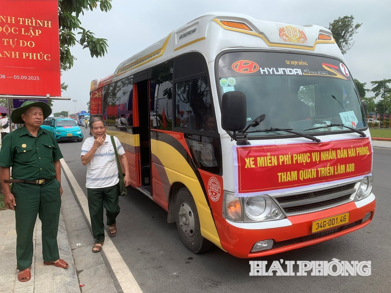 ឡានក្រុងឥតគិតថ្លៃរបស់ Hai Phong ឈរនៅមជ្ឈមណ្ឌលពិព័រណ៍ជាតិ (Dong Anh, Hanoi)