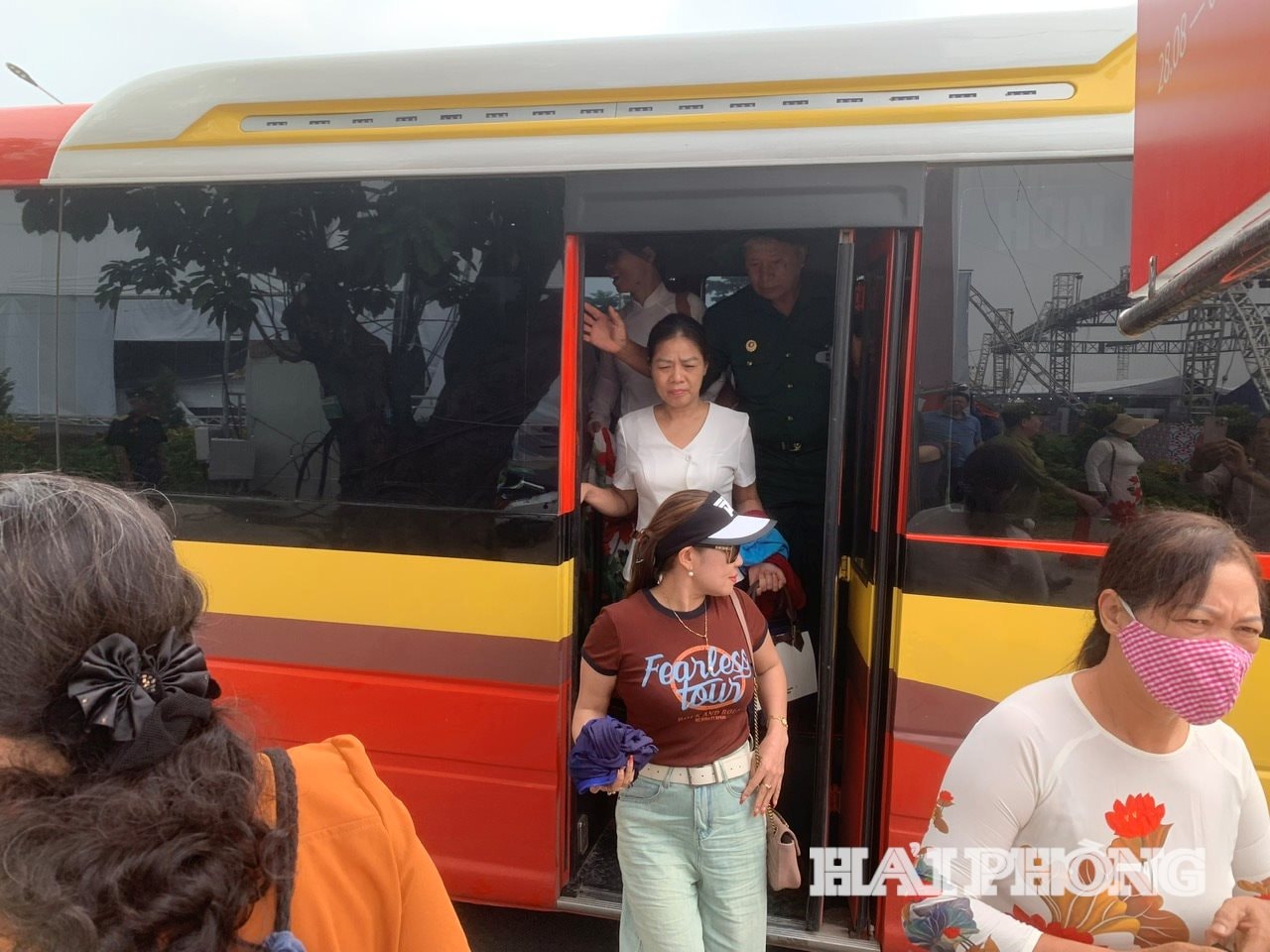 ភ្ញៀវទេសចរមកពីក្រុង West Hai Phong ចុះពីឡានក្រុងចូលមជ្ឈមណ្ឌលពិព័រណ៍ជាតិនៅព្រឹកថ្ងៃទី ១០ ខែកញ្ញា។