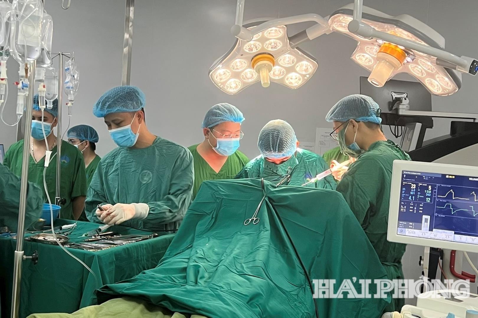 Các bác sĩ Bệnh viện Đa khoa Hải Dương phẫu thuật u não cho bệnh nhân Nguyễn Thị Động.