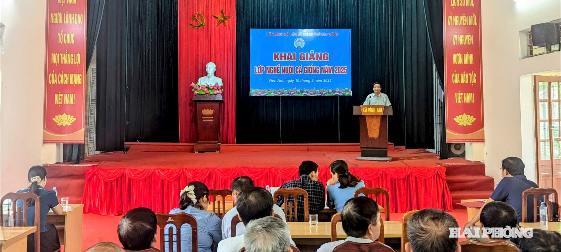 សមមិត្ត Nguyen Huu Dao អនុប្រធានអចិន្ត្រៃយ៍នៃសម្ព័ន្ធសហករណ៍ទីក្រុងបានថ្លែងនៅក្នុងពិធីបើកថ្នាក់រៀន។