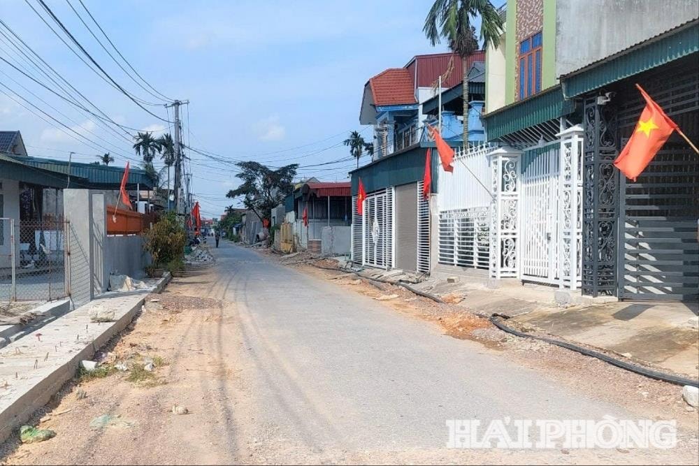 Một tuyến đường nông thôn mới kiểu mẫu tại xã Vĩnh Hòa thi công chậm, ảnh hưởng đến sinh hoạt, đi lại của người dân địa phương.