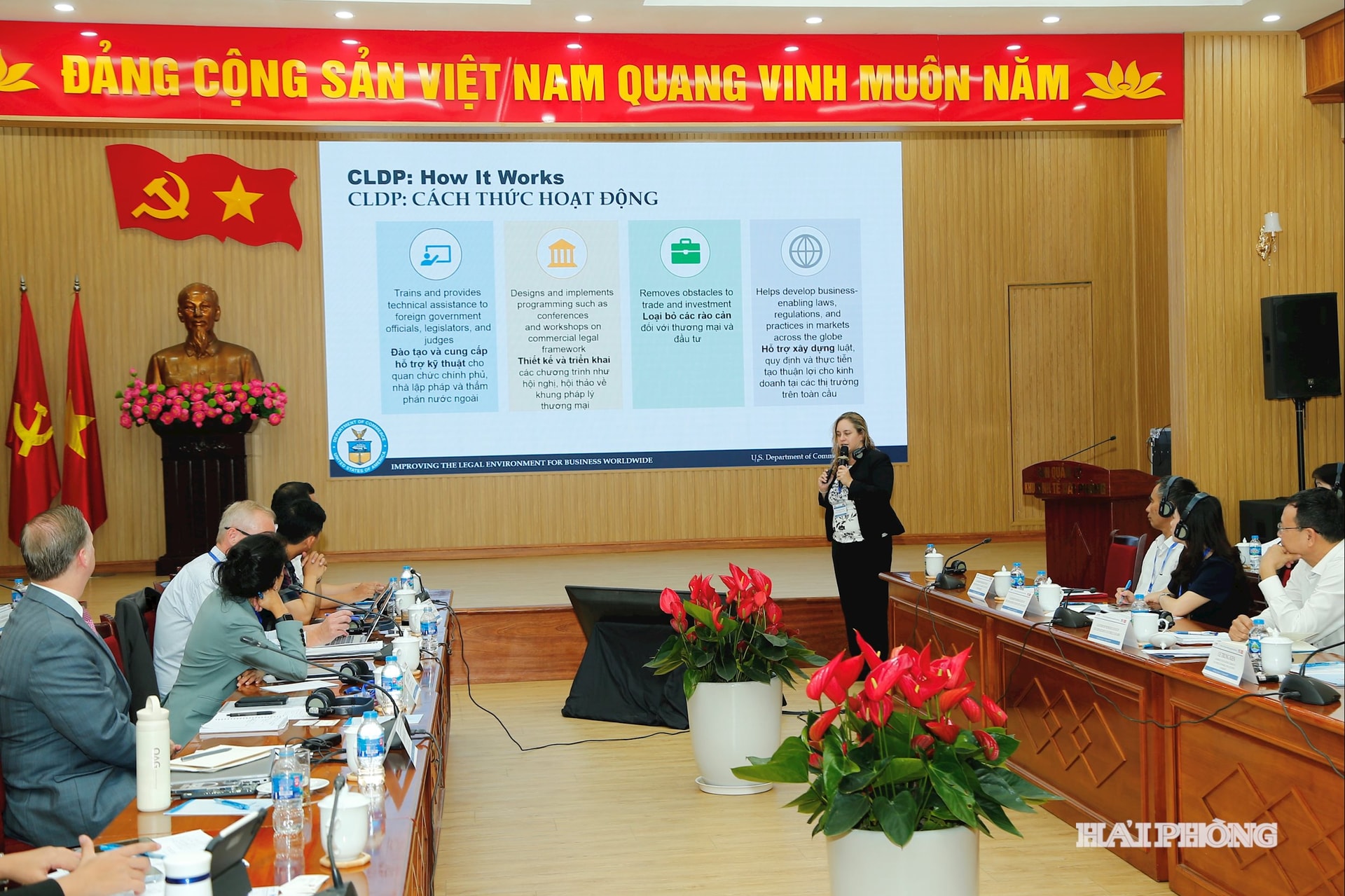 Các đại biểu thuyết trình tại các phiên thảo luận trong khuôn khổ hội thảo.