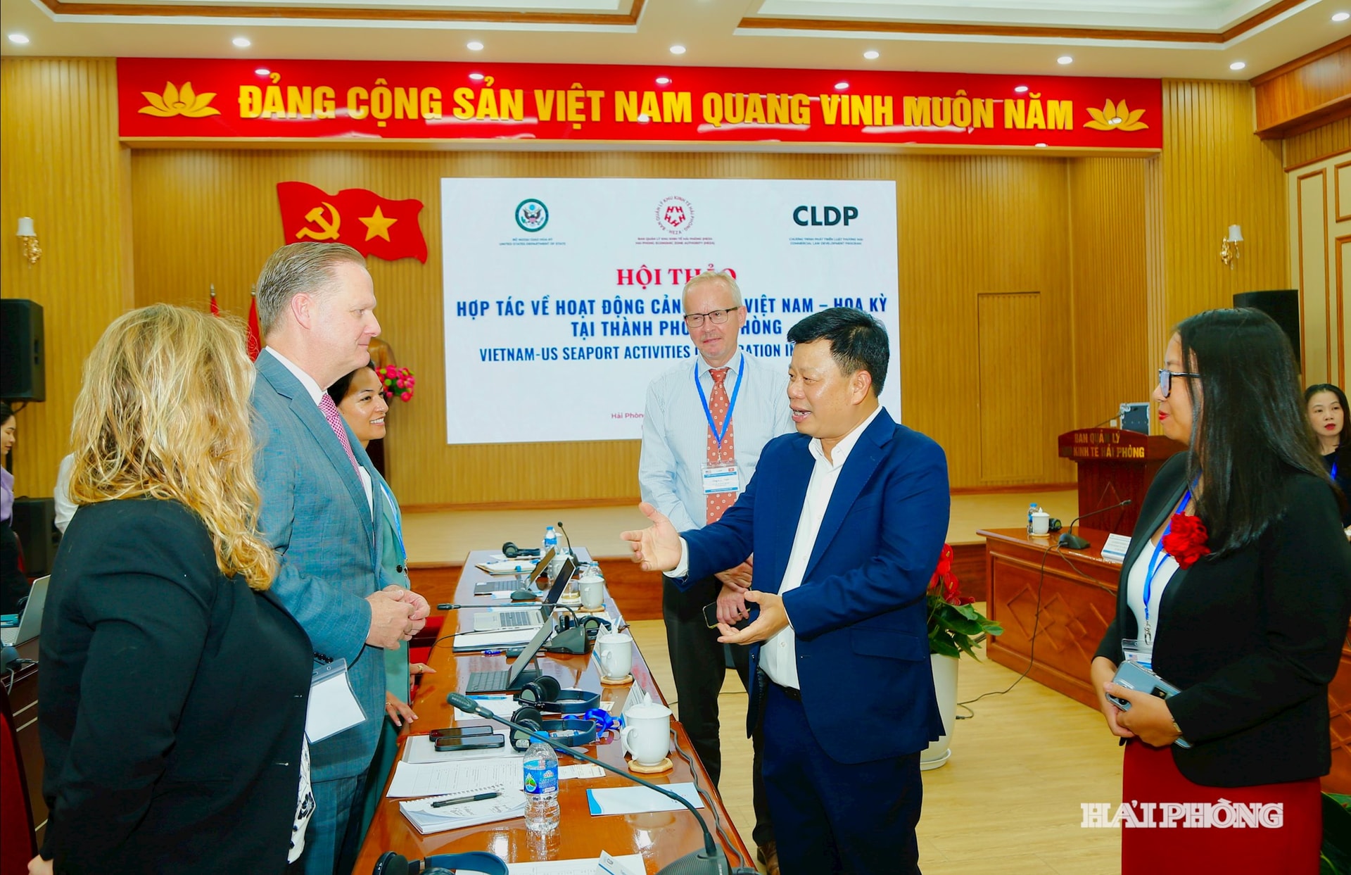 Ảnh báo in: Đồng chí Lê Trung Kiên, Uỷ viên Ban Thường vụ Thành ủy, Trưởng Ban Quản lý Khu Kinh tế Hải Phòng trao đổi cùng các đại biểu dự hội thảo. Ảnh: Hoàng Phước