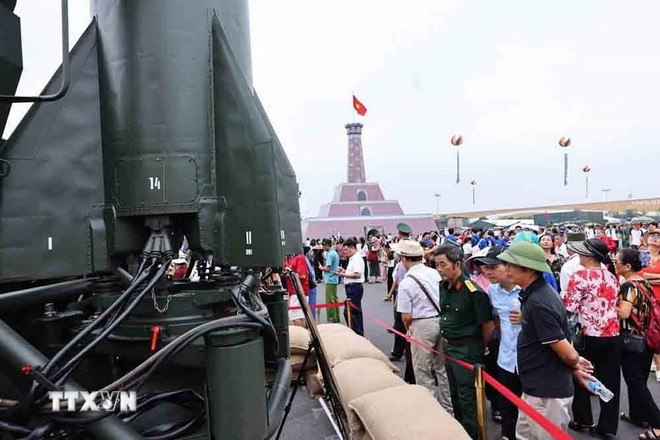 Du khánh tham quan khu triển lãm các khí tài quân sự của Quân đội Nhân dân Việt Nam. (Ảnh: Minh Đức/TTXVN) ttxvn-1009-nguoi-dan-trien-lam-hanh-trinh-doc-lap-8.jpg